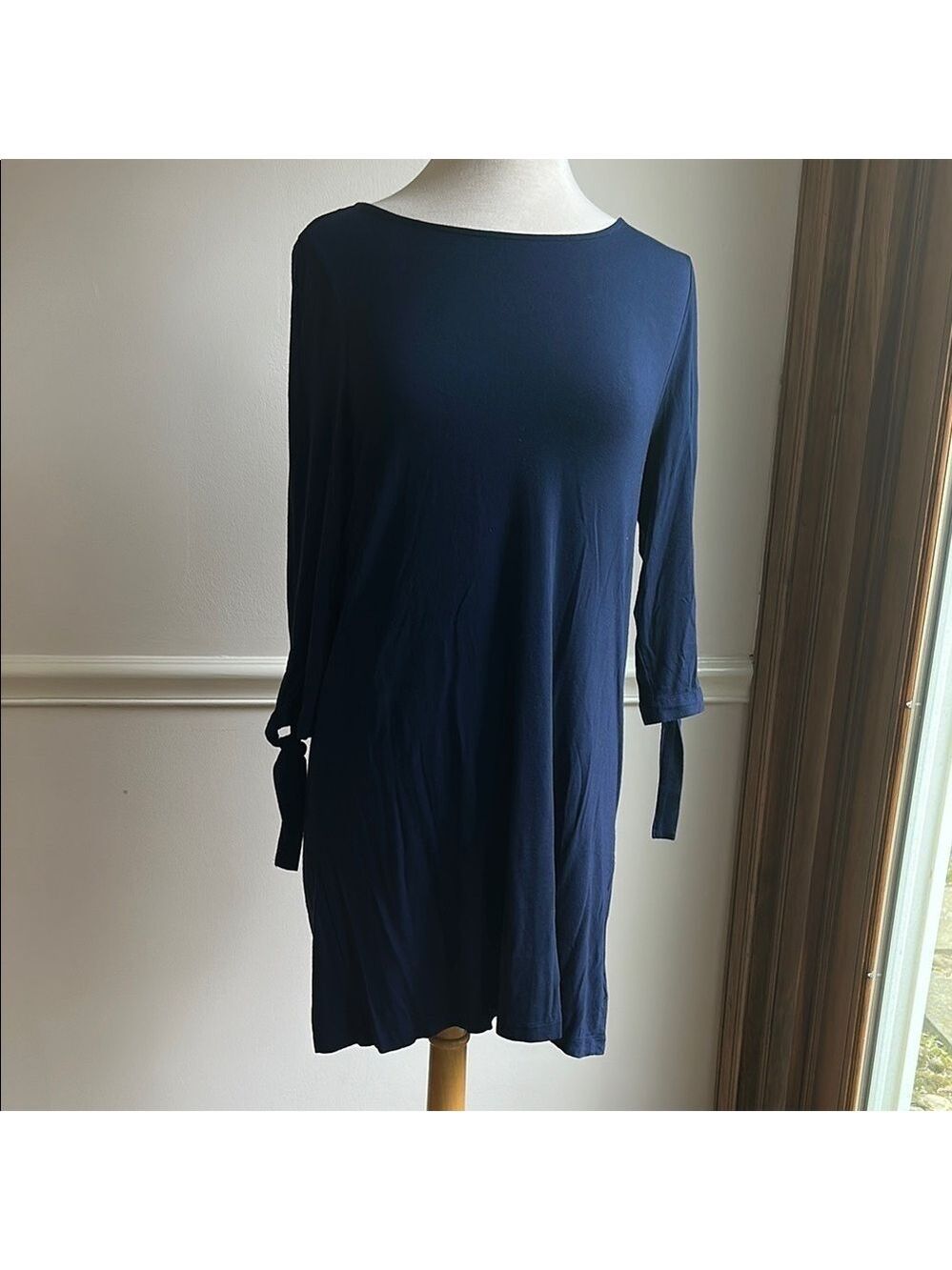Paraphrase shift style dress, navy blue ties at sleeves size medium EUC
